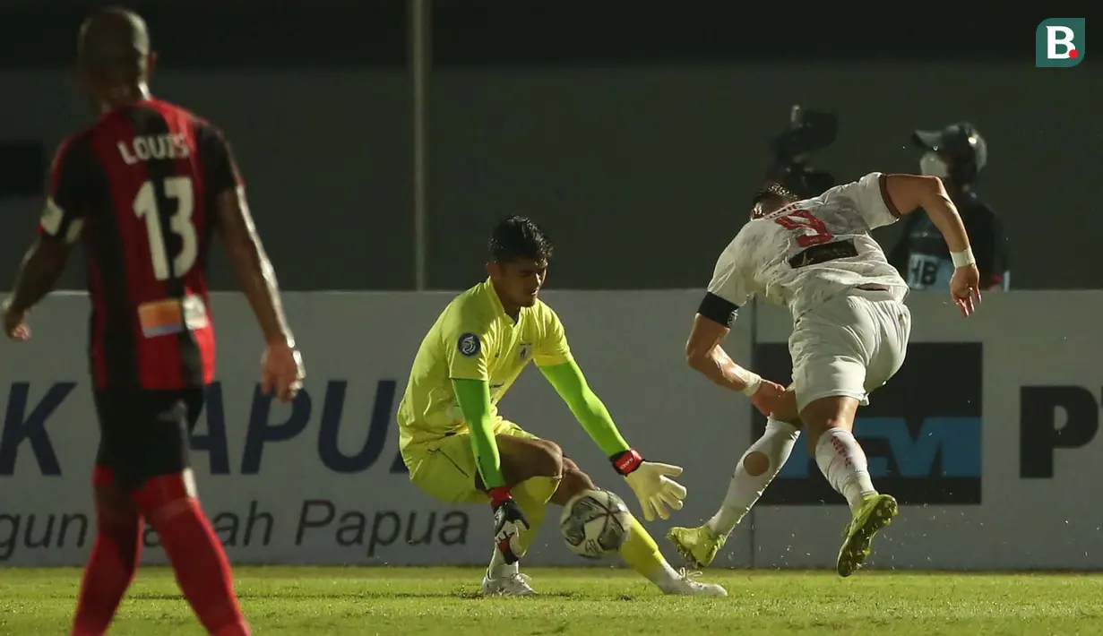 Pemain Persija Jakarta, Marko Simic (kanan) berusaha menendang bola ke gawang Persipura Jayapura yang dijaga oleh Fitrul Dwi Rustapa dalam laga pekan ke-3 BRI Liga 1 2021/2022 di Indomilk Arena, Tangerang, Minggu (19/9/2021). Kedua tim bermain imbang 0-0. (Bola.com/Ikhwan Yanuar)