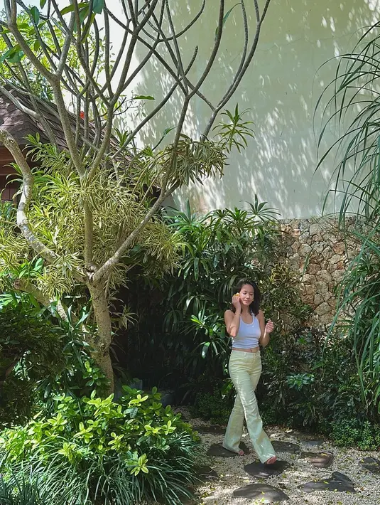 Melihat gaya simple chic Pevita Pearce pakai tank top putih dan celana panjang kuning lembut. [Foto: Instagram/pevpearce]