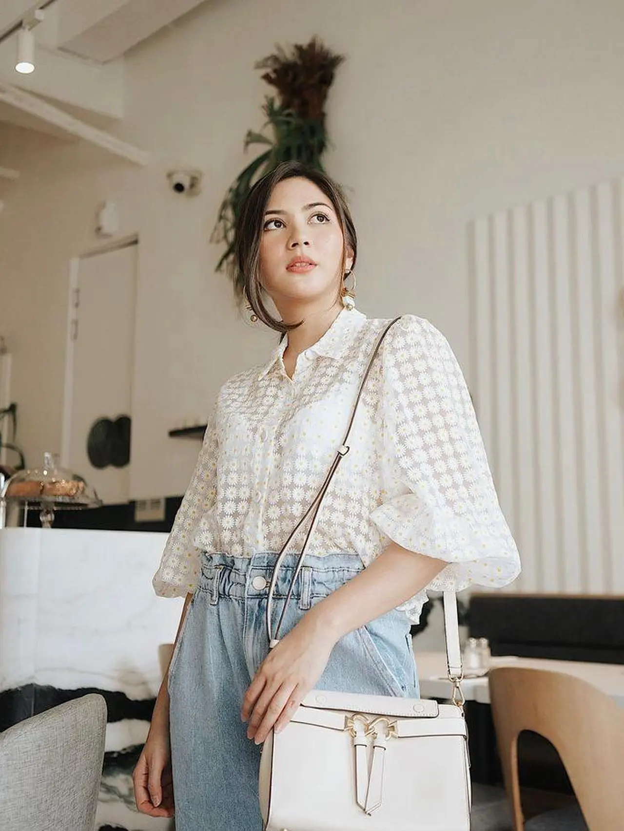 8 OOTD Baju Putih dan Celana Jeans ala Anya Geraldine hingga Wulan Guritno