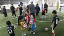 Sejumlah anak mengikuti latihan saat launching Il Capitano Soccer School di Bintaro, Sabtu (27/10/2018). Kehadiran Il Capitano untuk menjaring dan mengasah pesepak bola cilik untuk berprestasi. (Bola.com/M Iqbal Ichsan)