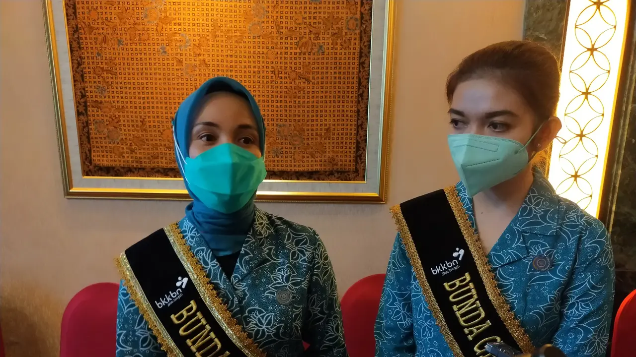 Pengukuhan Bunda Gendre dan Penobatan Duta Penurunan Stunting se-provinsi Jateng, Siti Atiqah Supriyanti, Selvie Ananda (kiri ke kanan)