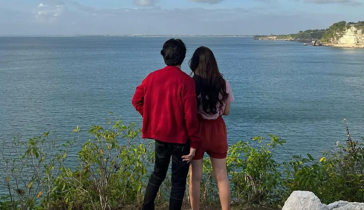 Natasha Wilona dan Farhan Rasyid pun diketahui beradu akting bersama dalam sinetron Aura. Meski baru tayang pada 19 Desember 2022, namun chemistry yang ditunjukkan keduanya sukses membuat netizen hanyut dalam peran yang dimainkan. (Liputan6.com/IG/@farhanrasyidd)