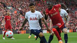 Namun Cristian Romero dkk mampu tampil solid di lini pertahanan Spurs hingga menyulitkan trio Mohamed Salah, Luis Diaz dan Sadio Mane untuk menciptakan peluang matang hingga babak pertama usai. (AFP/Paul Ellis)