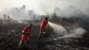 Kobaran api yang tak terkendali dan asap pekat menyelimuti kawasan yang terbakar. (Wahyudi/AFP)