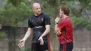 Pelatih Persija Jakarta, Thomas Doll, berbincang dengan Michael Krmenčík saat sesi latihan di Nirwana Park Sawangan, Jawa Barat, Kamis (7/7/2022). Latihan merupakan persiapan jelang bergulirnya Liga 1 musim 2022/2023. (Bola.com/M Iqbal Ichsan)