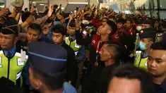 Skuad Timnas Indonesia U-22 yang berhasil mempersembahkan medali emas cabor sepak bola SEA Games 2023 tiba di Terminal 3 Kedatangan Bandara Soekarno Hatta, Kamis (18/5/2023) malam WIB. Rizky Ridho dkk disambut meriah puluhan suporter, termasuk beberapa keluarga pemain. Lagu "Champione" berkumandang saat prosesi pengalungan bunga yang dilakukan oleh Waketum PSSI, Zainudin Amali dan beberapa perwakilan Kemenpora, CdM dan KOI. (Bola.com/Bagaskara Lazuardi)