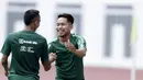 Pemain Timnas Indonesia, Andik Vermansah, salaman dengan Riko Simanjuntak saat latihan di Stadion Wibawa Mukti, Jawa Barat, Sabtu (3/11). Latihan ini persiapan jelang Piala AFF 2018. (Bola.com/M Iqbal Ichsan)