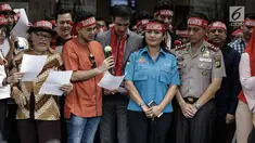 Jajaran artis, manajemen, dan produser mendaklarasikan perjanjian pemberantasan dan penyalahgunaan narkoba di lingkungan artis di Mapolres Metro Jakarta Selatan, Kamis (22/2). (Liputan6.com/Faizal Fanani)