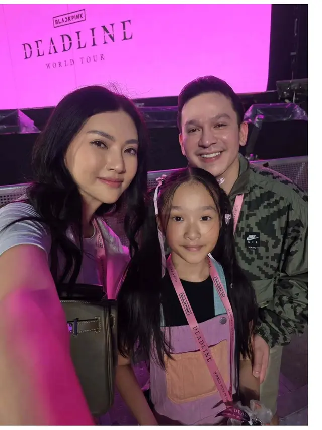9 Potret Gaya Artis Nonton Konser BLACKPINK 'DEADLINE' di Jakarta, Diguyur Hujan