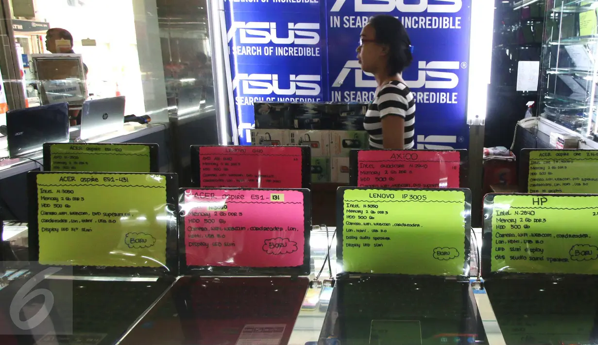 Pedagang saat menjaga kiosnya di pusat barang elektronik di Mangga Dua, Jakarta, Minggu (12/6). Hal ini disebabkan oleh membaiknya pertumbuhan ekonomi pada kuartal I/2016. (Liputan6.com/Angga Yuniar)