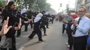Ketua MPR RI, Zulkifli Hasan (kanan) saat menghadiri acara Gerakan Mengajar 1000 Guru di Car Free Day, Jakarta, Minggu (27/11). Acara tersebut mengkampanyekan pentingnya pendidikan di usia dini. (Liputan6.com/Helmi Afandi)
