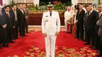 Gubernur DKI Jakarta, Djarot Saiful Hidayat berpose usai dilantik di Istana Negara, Jakarta, Kamis (15/6). Djarot diusulkan menjadi gubernur definitif hingga Oktober 2017 untuk menggantikan Basuki T Purnama. (Liputan6.com/Angga Yuniar)