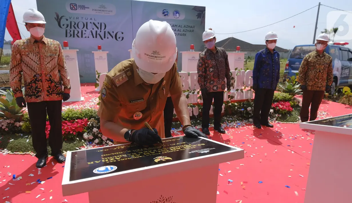 Bupati Kabupaten Bandung Dadang Supriatna menandatangani prasasti Al Azhar Islamic Boarding School di Bandung, Selasa (10/08/2021). Kegiatan tersebut merupakan bagian dari komitmen APL dan Podomoro Park Bandung dalam mendukung dunia pendidikan. (Liputan6.com/Pool/Podomoro Park)