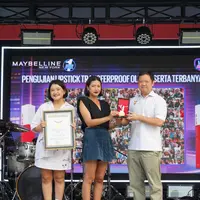 Maybelline berhasil meraih rekor MURI dengan mengajak ribuan orang untuk ikut merasakan transferproof testing experience.
[Dok/Maybelline New York].