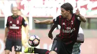 Gelandang AC Milan, Riccardo Montolivo (depan) saat beraksi kontra Udinese, pada laga lanjutan Serie A 2016-2017, di Stadion San Siro (11/9/2016). Montolivo dkk diharapkan tampil trengginas saat bersua Sampdoria, akhir pekan ini.  (Reuters/Stefano Relland