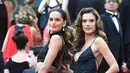 Model Alessandra Ambrosio dan Izabel Goulart berpose saat ia tiba menghadiri pemutaran film 'Solo: A Star Wars Story' selama Festival Film Cannes ke-71 di Prancis selatan (15/5). (AP Photo/Arthur Mola)