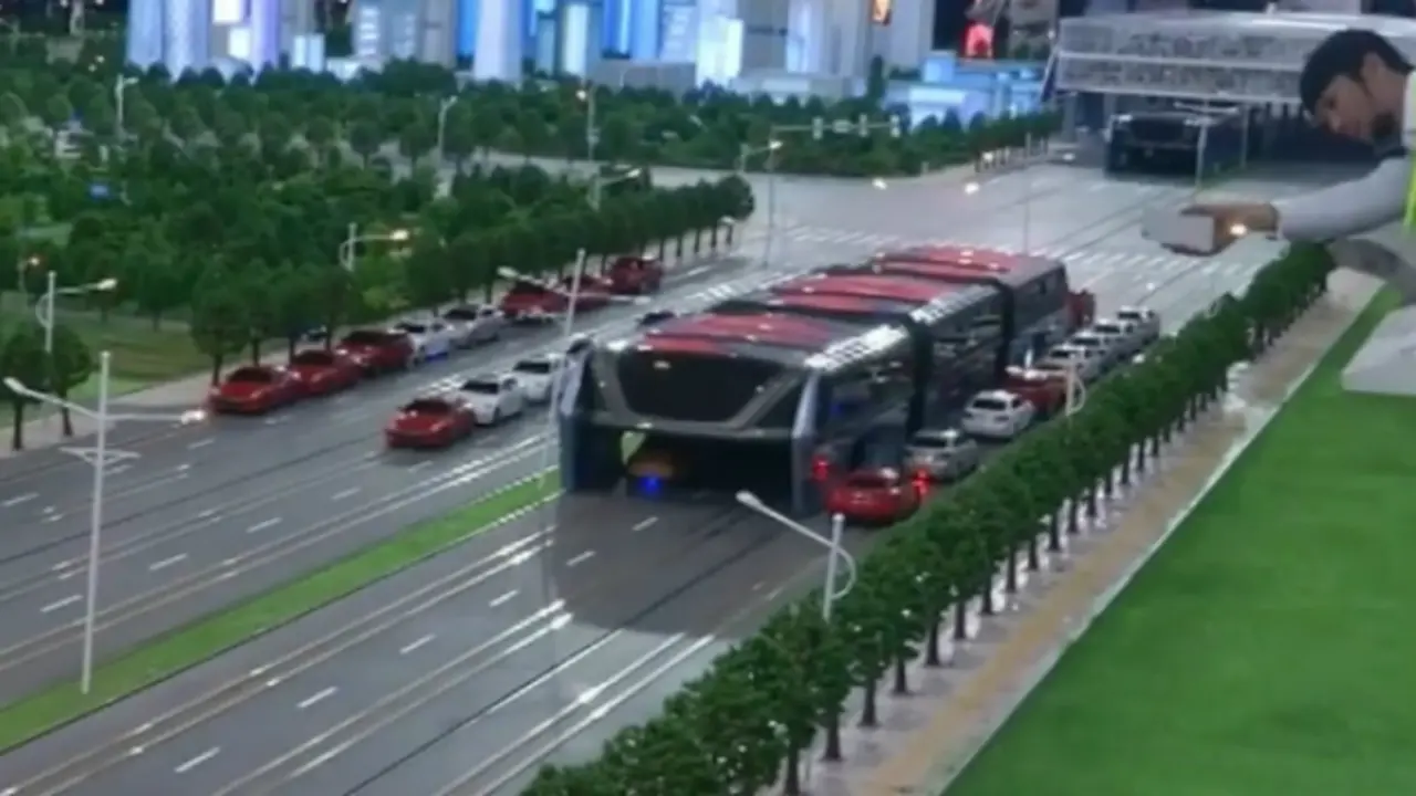 Tiongkok Pamerkan Model Konsep Bus Mengambang