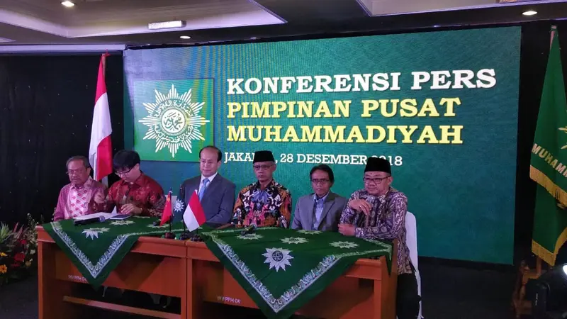 Duta  Besar China untuk Indonesia Xiao Qian (tengah) bersama dengan pengurus PP Muhammadiyah tentang isu muslim Uighur (liputan6.com/Happy Ferdian)