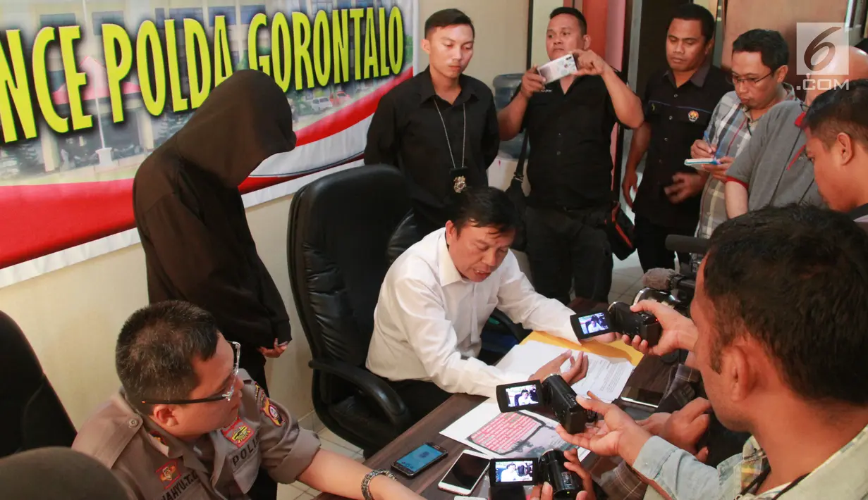Pemuda IB alias Ismail usai rilis kasus hoax di Polda Gorontalo, Selasa (28/5/2019). Dalam Postingan video dituliskan IB bahwa ia menjelek-jelekkan pihak kepolisian. IB dijerat UUD IT dan ujaran kebencian dengan ancaman hukuman 6 tahun penjara. (Liputan6.com/Arfandi Ibrahim)