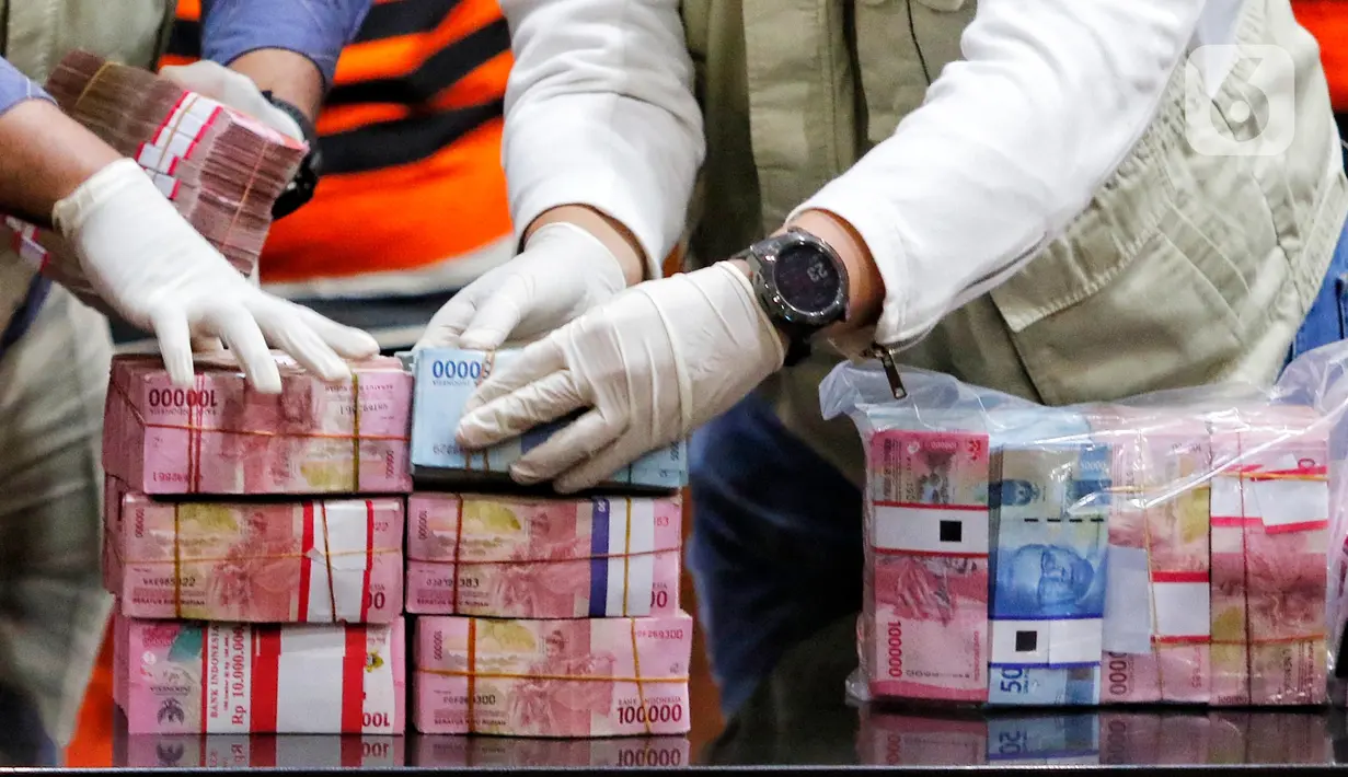 Petugas memperlihatkan barang bukti operasi tangkap tangan Bupati Kepulauan Meranti periode  2021 s/d 2024 Muhammad Adil di Gedung Merah Putih Komisi Pemberantasan Korupsi (KPK), Jakarta, Jumat (7/4/2023) malam. (Liputan6.com/Angga Yuniar)
