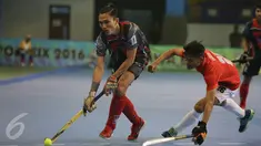 Kapten tim hoki putra DKI Jakarta, Daarul Quthni (kiri) mengecoh pemain Jawa Barat saat laga final hoki PON XIX Jabar di Gymnasium UPI, Bandung, Senin (19/9). Jawa Barat menundukkan DKI Jakarta dengan skor 3-1. (Liputan6.com/Helmi Fithriansyah)