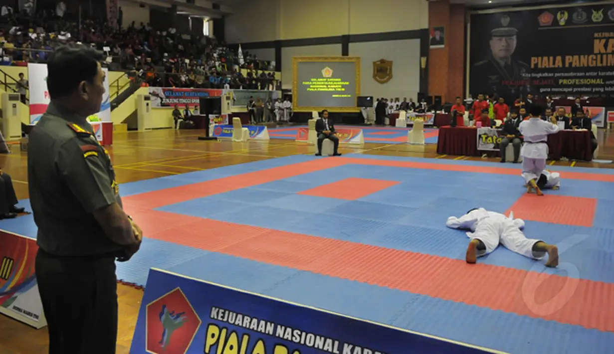 Panglima TNI Jenderal Moeldoko menyaksikan atlet Karateka berlaga di Kejurnas Karate Piala Panglima TNI III, Jakarta, Kamis (15/1/2015). (Liputan6.com/ Herman Zakharia)