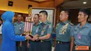 Citizen6, Surabaya: Ny Djoko Teguh Wahojo menyerahkan piala dan uang pembinaan kepada Tim Kobangdikal yang meraih Juara I Lomba Cerdas Cermat Bela Negara di gedung Moeljadi Kesatrian Bumimoro Kobangdikal, Selasa (16/10). (Pengirim: Penkobangdikal).
