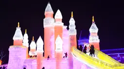 Para wisatawan mengunjungi taman hiburan es dan salju di Changchun, Provinsi Jilin, China timur laut (12/12/2020). Taman hiburan es dan salju yang memiliki 142 bangunan es dan patung salju itu secara resmi dibuka untuk umum pada Sabtu (12/12). (Xinhua/Xu Chang)