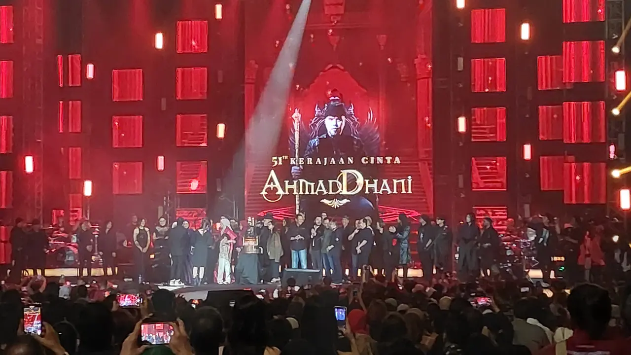 Momen Ahmad Dhani Tiup Lilin di Konser 51 Tahun Kerajaan Cinta Ahmad Dhani