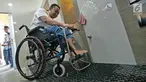 Penyandang disabilitas berwudu di tempat wudu khusus disabilitas Masjid El Syifa, Ciganjur, Jakarta, Senin (27/5/2019). Masjid El Syifa dilengkapi dengan fasilitas wudu dengan standar aman untuk para penyandang disabilitas. (Liputan6.com/Herman Zakharia)