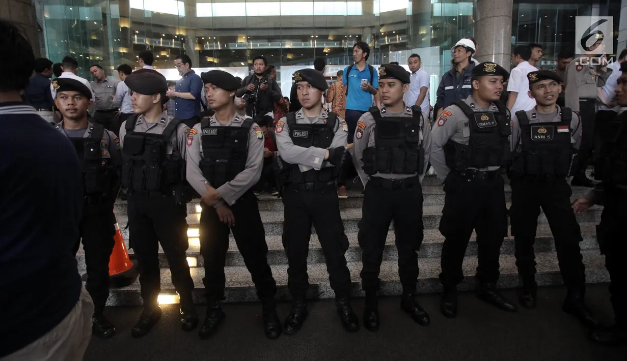 Petugas kepolisian berjaga di sekitar lokasi Gedung BEI, Jakarta, Senin (15/1). Situasi saat ini sudah mulai kondusif. (Liputan6.com/Arya Manggala)