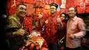 Gubernur DKI, Anies Baswedan berpose mengenakan baju tradisional khas China di toko langganannya di sekitar Vihara Dharma Bakti, Jakarta Barat, Jumat (16/2). Anies mengisi libur Imlek dengan datang ke Vihara Dharma Bakti. (Liputan6.com/Gempur M Surya)