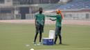 Abdu Lestaluhu (kanan) dan Yanto Basna membahas strategi saat latihan pemain Timnas Indonesia di Stadion Rizal Memorial, Manila, (23/11/2016).  (Bola.com/Nicklas Hanoatubun)