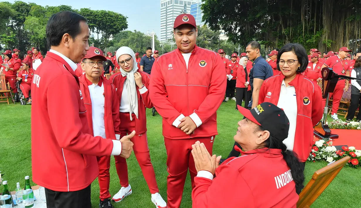 Presiden Joko Widodo berbincang dengan Ketua NPC Indonesia, Senny Marbun di sela acara pemberian bonus kepada para atlet, pelatih dan asisten pelatih peraih medali dalam ajang ASEAN Para Games (APG) 2023 di Istana Merdeka, Senin (3/7/2023). Kontingen Indonesia sukses menjadi juara umum APG 2023 yang digelar pada 3-9 Juni 2023 di Phnom Penh, Kamboja, dengan raihan 158 medali emas, 148 perak dan 95 perunggu. (Dok. Sekretariat Presiden)