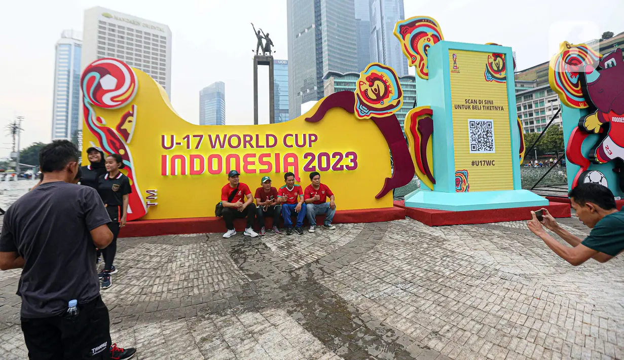 Papan promosi Piala Dunia U-17 2023 dihadirkan untuk menarik antusiasme masyarakat terkait Piala Dunia U-17 2023. (Liputan6.com/Faizal Fanani)
