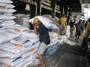 Aktivitas pekerja saat bongkar muat karung beras di Pasar Induk Beras Cipinang (PIBC), Cipinang, Jakarta Timur, Selasa (31/1/2023). Stok beras di PIBC saat ini tercatat berada di angka 13.389 ton. Jumlah tersebut diperkirakan mampu mencukupi stok untuk sekitar 6-7 hari ke depan dengan perkiraan konsumsi beras di DKI Jakarta 2.000 ton per hari. Menurut catatan Kadin DKI Jakarta, angkanya sekitar 1.895 ton per hari. (merdeka.com/Iqbal S. Nugroho)