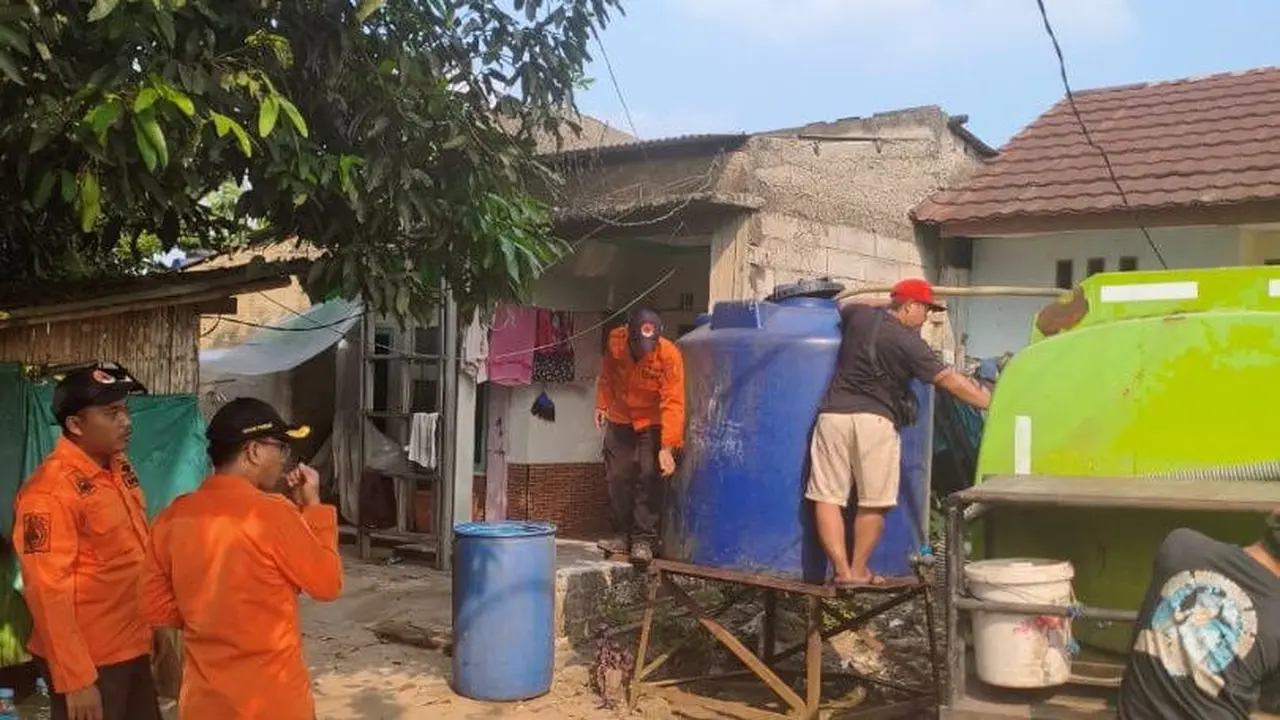 Distribusi air bersih di Kota Tangerang Selatan. (Liputan6.com/Pramita)