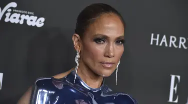 Aktris dan penyanyi Jennifer Lopez menghadiri perayaan ELLE Women in Hollywood di Los Angeles, Selasa (5/12/2023). (Photo by Jordan Strauss/Invision/AP)