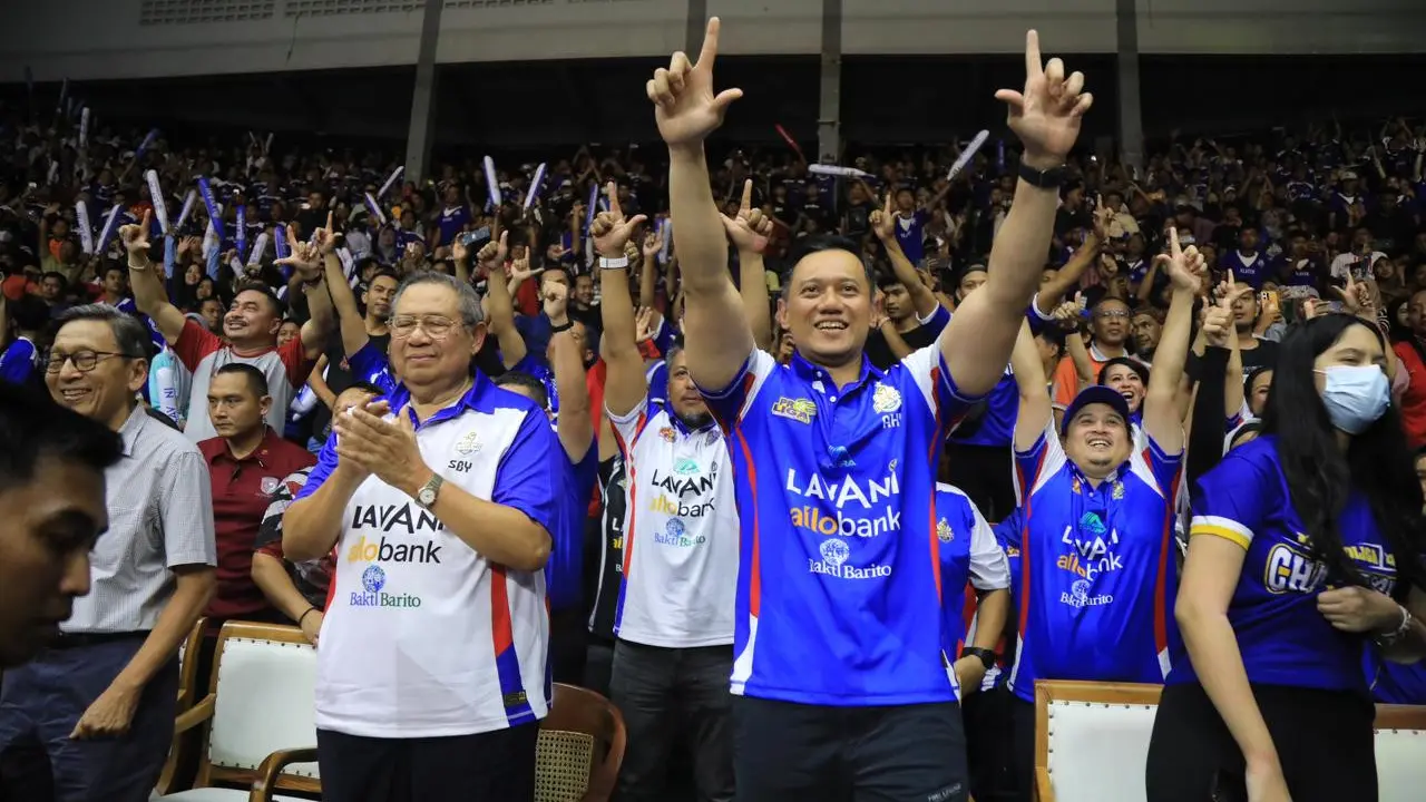 SBY dan AHY Selebrasi Saat Saksikan Pertandingan Bola Voli Proliga di GOR Sritex Kota Solo