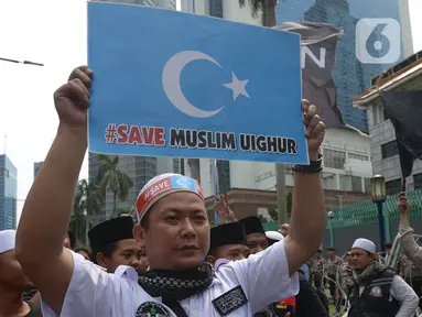 Massa sejumlah ormas Islam melakukan aksi bela Uighur di depan Kedutaan Besar China, kawasan Kuningan, Jakarta, Jumat (27/12.2019). Mereka memprotes dugaan pelanggaran Hak Asasi Manusia (HAM) oleh pemerintah China kepada etnis muslim Uighur di Xinjiang. (Merdeka.com/Imam Buhori)