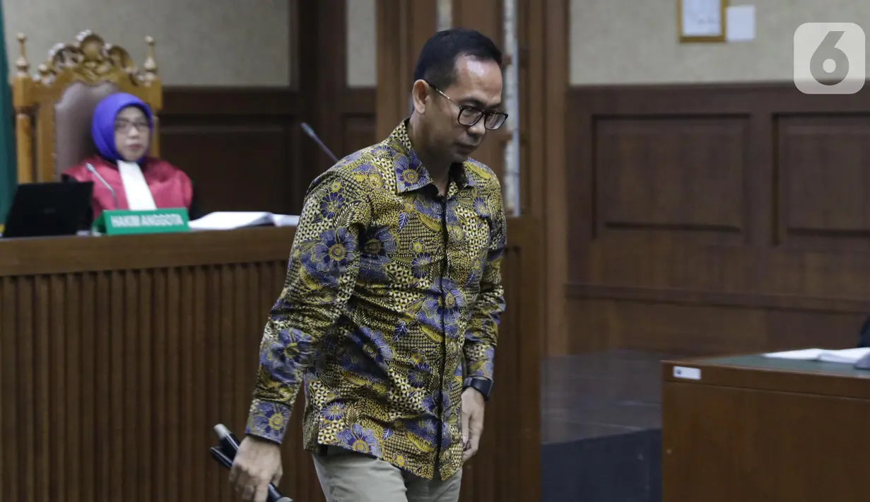 Terdakwa kasus dugaan korupsi terkait pengadaan alat kesehatan di Pemprov Banten dan Pemkot Tangerang Selatan serta Tindak Pidana Pencucian Uang, Tubagus Chaeri Wardana saat menjalani sidang pembacaan dakwaan di Pengadilan Tipikor, Jakarta, Kamis (31/10/2019). (Liputan6.com/Helmi Fithriansyah)