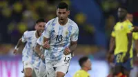 Pada menit ke-3, Argentina berhasil membuka keunggulan lewat gol yang diciptakan Cristian Romero melalui umpan Rodrigo De Paul. Argentina unggul 1-0 atas Kolombia. (Foto: AP/Fernando Vergara)