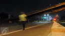 Kondisi Jembatan Penyebrangan Orang (JPO) di Tol BSD, KM 7, Tangerang Selatan, roboh setelah ditabrak truk trailer pengangkut crane, Minggu (15/5) malam. Kecelakaan ini menyebabkan kedua ruas tol ditutup selama beberapa waktu. (Liputan6.com/Helmi Afandi)