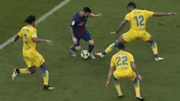 Bintang Barcelona, Lionel Messi, berusaha melewati kepungan pemain Las Palmas pada laga La Liga Spanyol di Stadion Camp Nou, Katalonia, Minggu (1/10/2017). Barcelona menang 3-0 atas Las Palmas. (AP/Manu Fernandez)