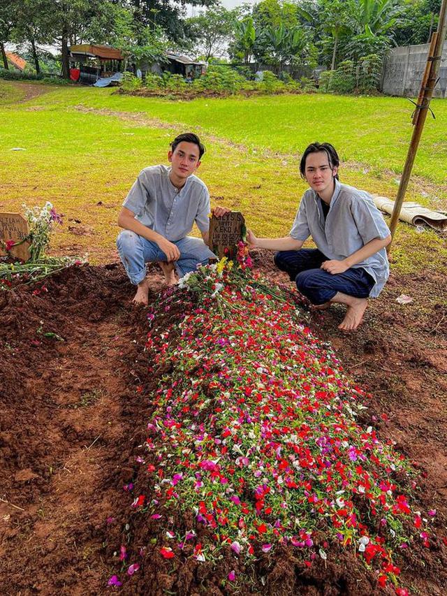 6 Momen Clay Gribble 'Dari Jendela SMP' di Pemakaman Sang Ibunda, Berusaha Tegar
