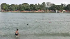 Anak-anak berenang di Danau Sunter, Jakarta, Selasa (23/7/2019). Minimnya fasilitas bermain yang layak dan murah membuat anak-anak nekat berenang di Danau Sunter. (merdeka.com/Iqbal Nugroho)