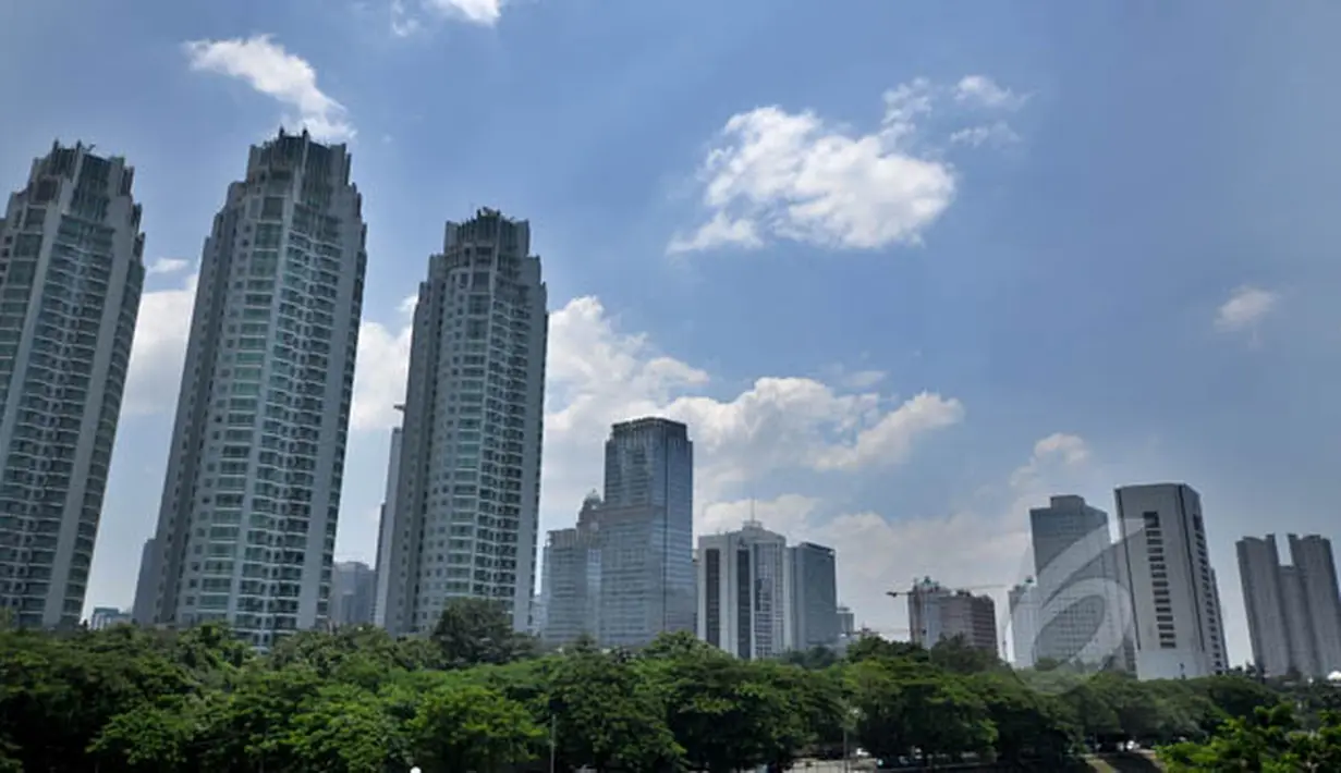 Suasana gedung bertingkat yang terlihat dari kawasan Kuningan, Jakarta, Minggu (22/2/2015). Pemprov DKI Jakarta menargetkan perolehan Pajak Bumi dan Bangunan (PBB) tahun 2015 sebesar Rp 8 triliun. (Liputan6.com/Faizal Fanani)