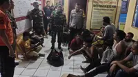 Puluhan WNA terdampar di perairan Tegal Buleud, Sukabumi diamankan di Mapolsek Tegal Buleud. Diduga pencari suaka ke Australia (Liputan6.com/Istimewa).