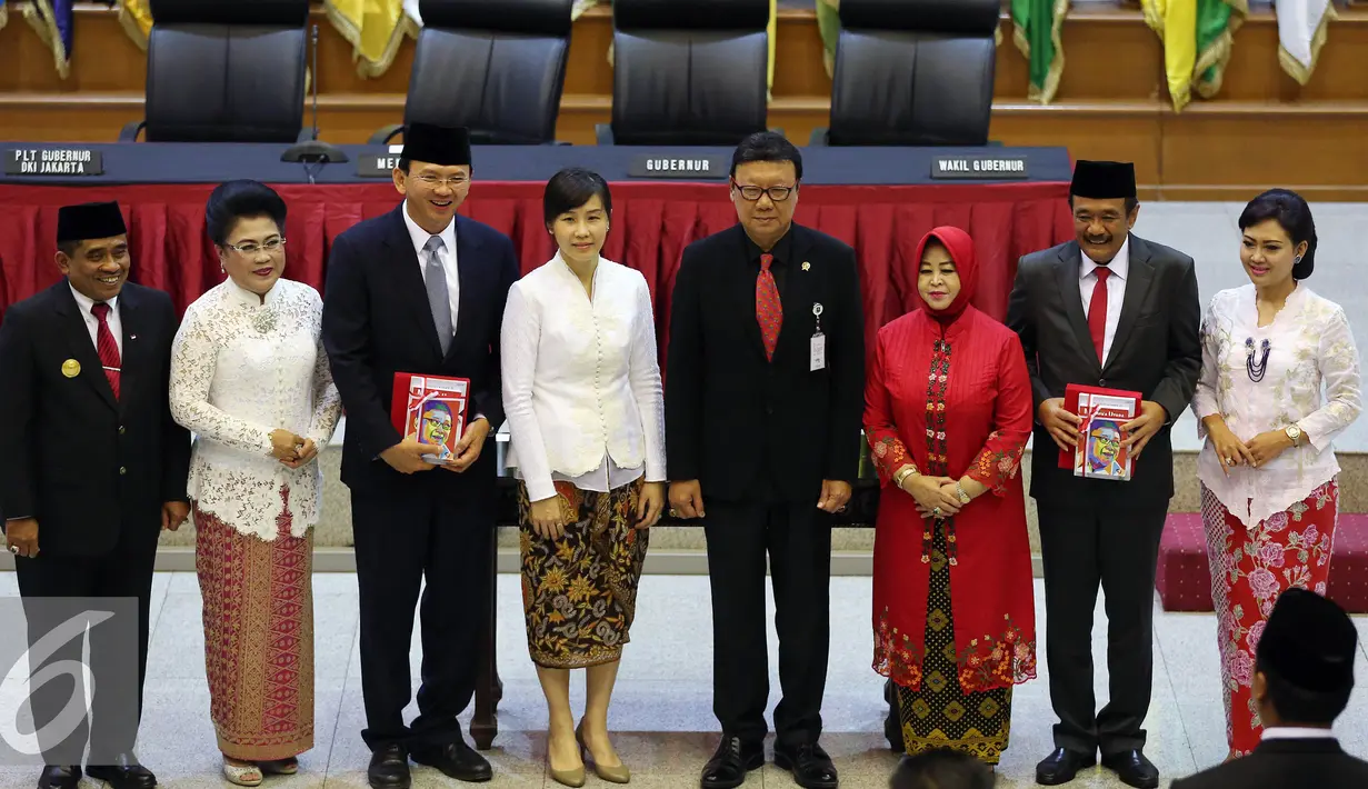 Mendagri Tjahjo Kumolo bersama Gubernur, Wakil Gubernur dan Plt Gubernur DKI Jakarta Soni Sumarsono berfoto bersama pada peresmian dan serah terima nota pengantar tugas Plt Gubernur DKI Jakarta di Kemendagri, Rabu (26/10). (Liputan6.com/Johan Tallo)