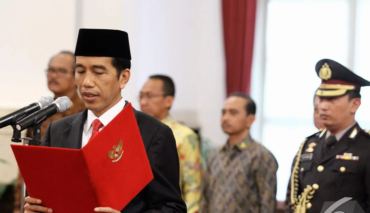 Presiden Joko Widodo membacakan sumpah jabatan saat pelantikan Basuki Tjahaja Purnama menjadi Gubernur DKI Jakarta di Istana Negara, Rabu (19/11/2014). (Liputan6.com/Faizal Fanani)